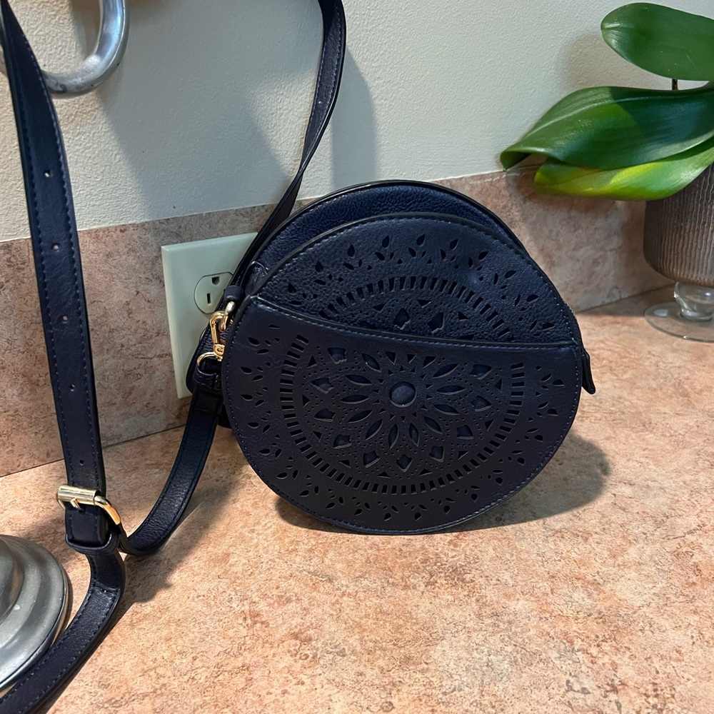 Beautiful cross body bag and beautiful color new without tag never used